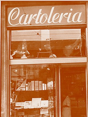 La vetrina storica della Cartoleria Origami con l'insegna 'Cartoleria' in Via delle Forze Armate a Milano